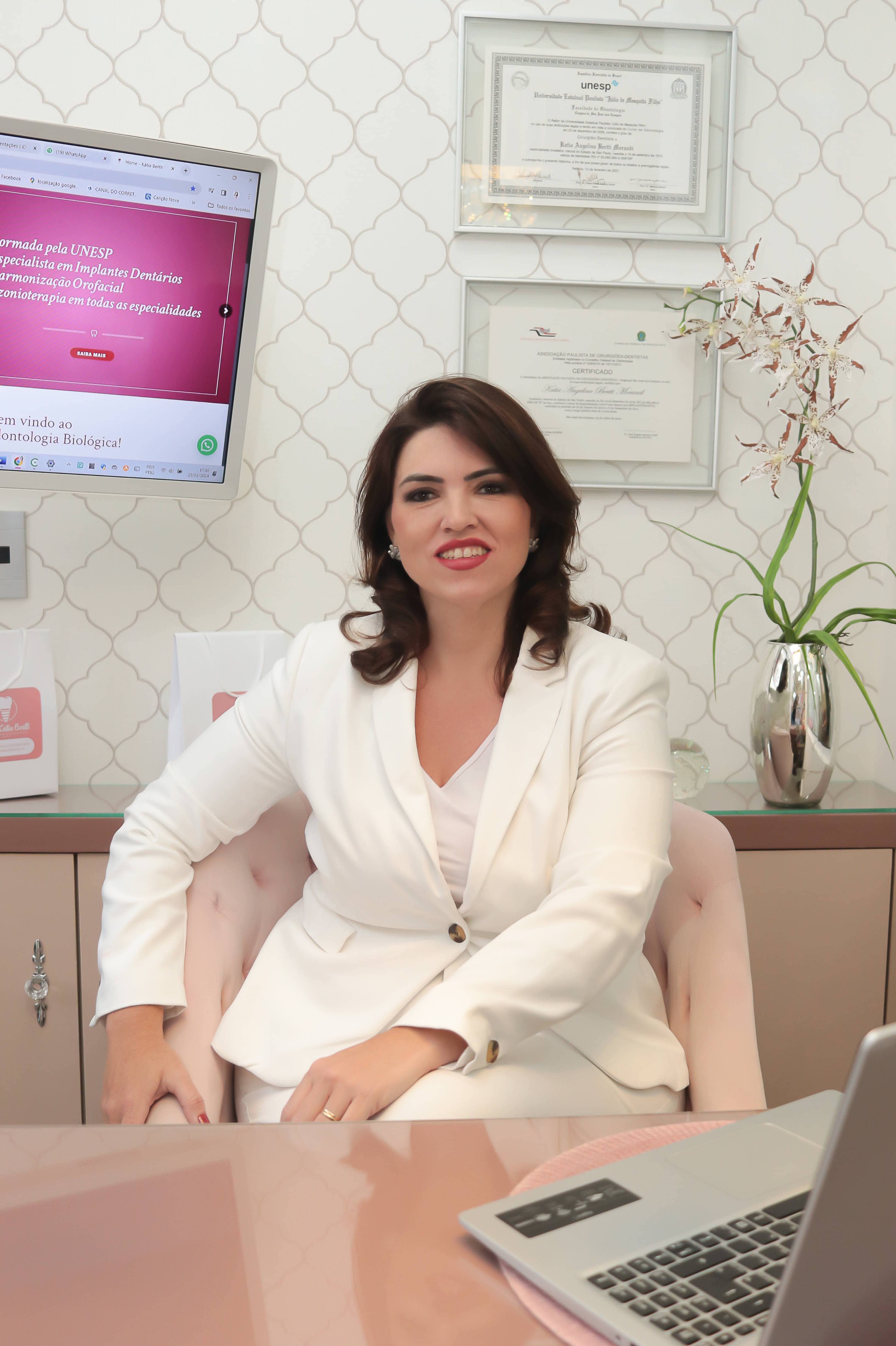 Retrato profissional da Dra. Kátia Bertti, cirurgiã-dentista em São José dos Campos